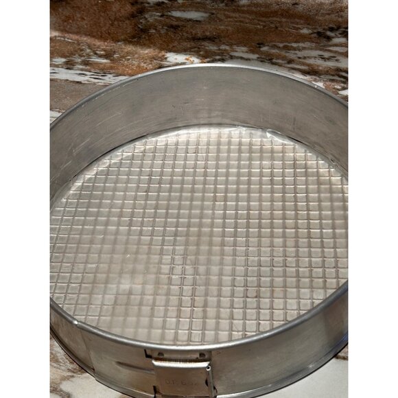 Vintage 9” Spring Form Pan - Picture 4 of 4